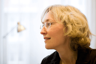 Mr Elisabeth Prins in gesprek, van opzij gezien