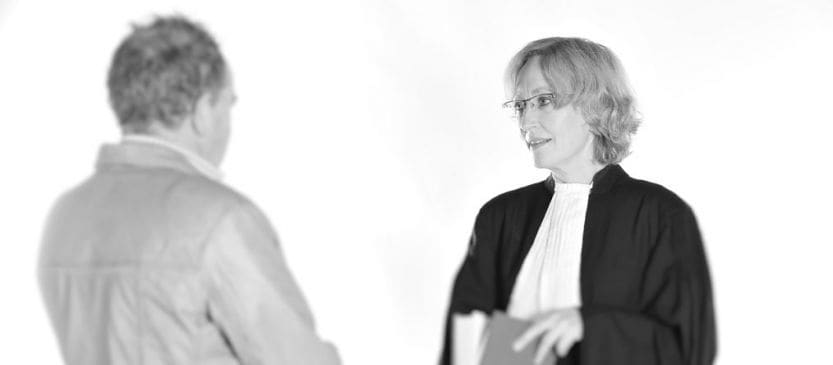 Mr Prins in toga in gesprek met een cliënt