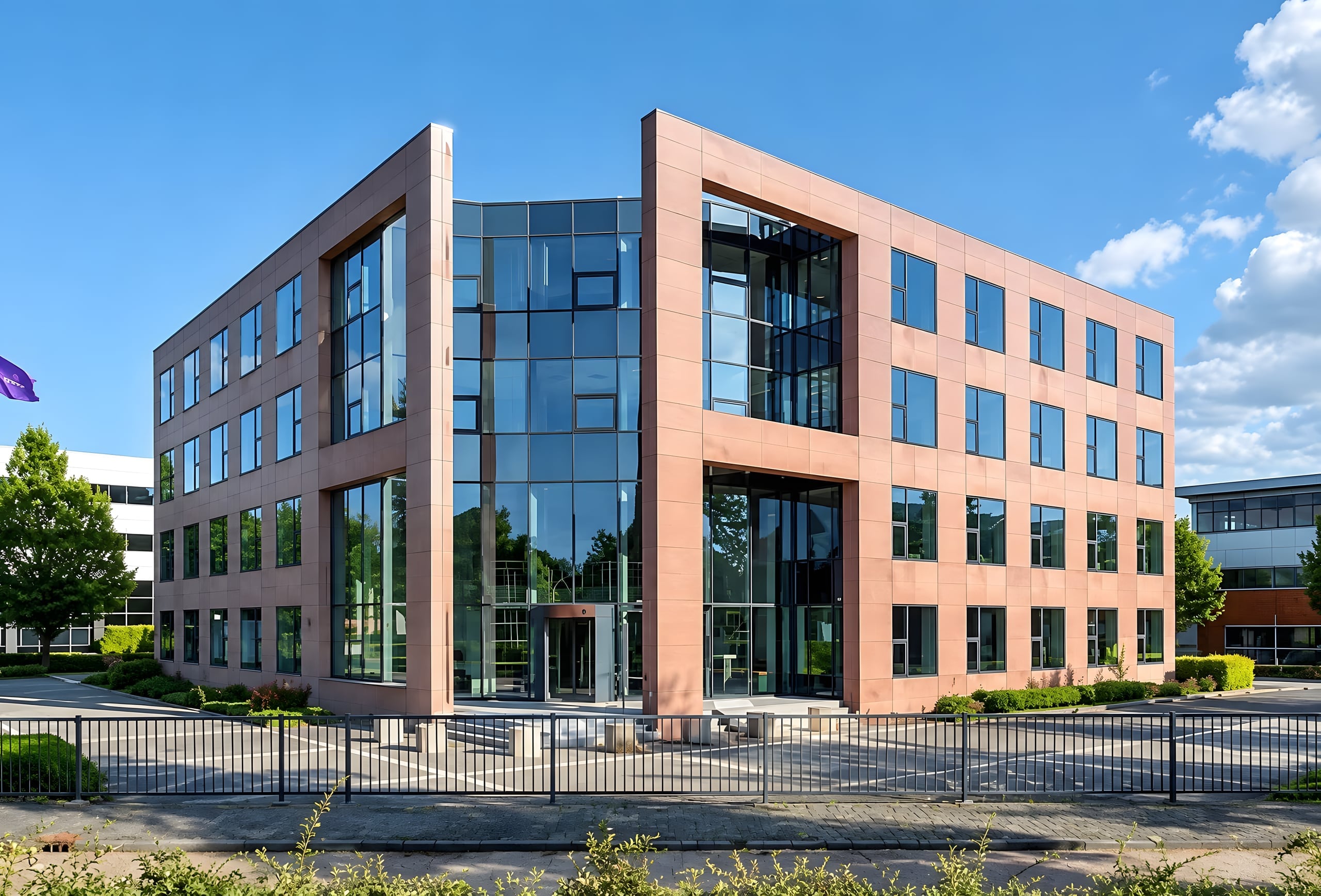 Het kantoorpand met glazen entree waar Prins Advocatuur en Mediation is gevestigd in Nieuwegein